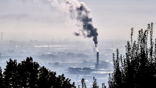 Francia se suma a la guerra publicitaria contra los combustibles fósiles