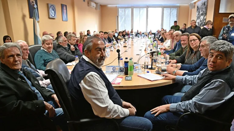 Massa apuesta a que se levante la marcha del 17 de agosto, mientras la CGT presiona por las obras sociales