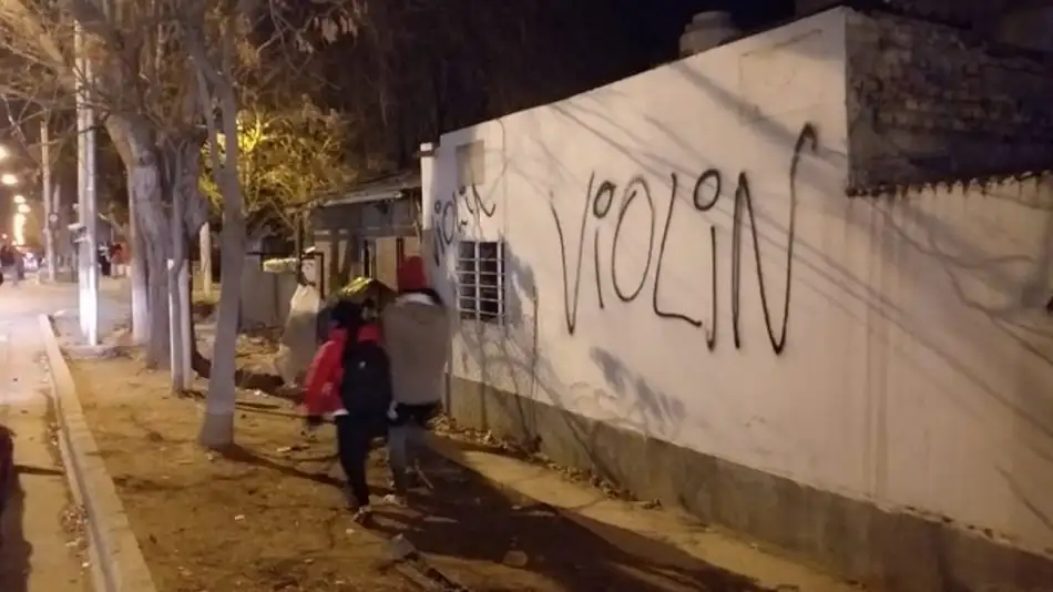 Acusan a un maestro de música de abusar a nenes de jardín en Neuquén y lo golpearon en cuatro comisarías