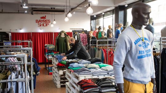 Los precios de la ropa y calzado ya rozan el 100% de inflación interanual