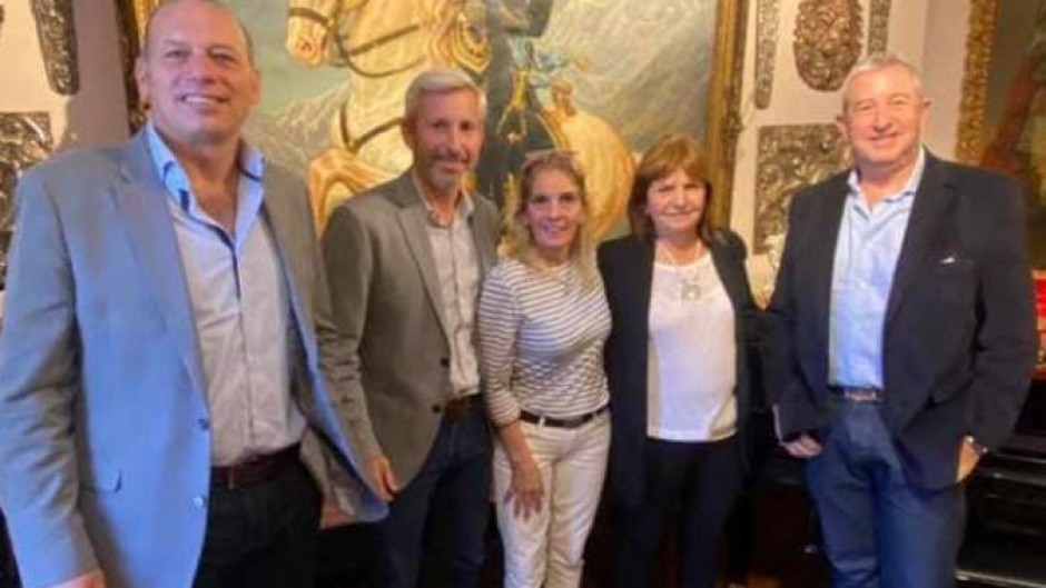 Sugestiva foto de Berni junto a Frigerio, Patricia y Cobos