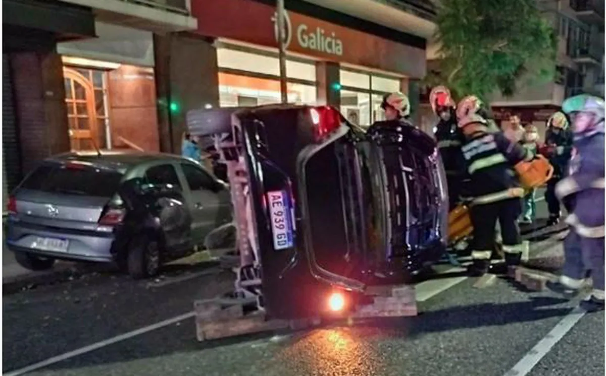 Manejaba por Avenida San Juan, chocó contra dos autos estacionados y quedó dado vuelta sobre el asfalto