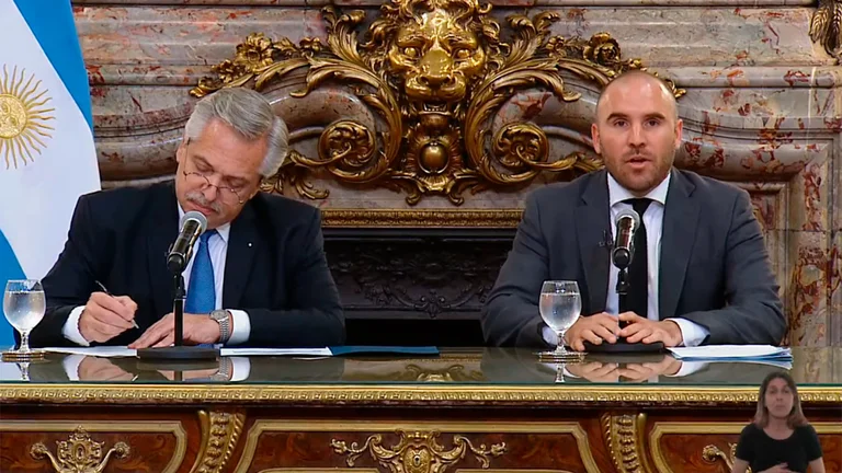 Alberto Fernández y Martín Guzmán anunciaron un bono para jubilados y trabajadores informales y un nuevo impuesto a la “renta inesperada”