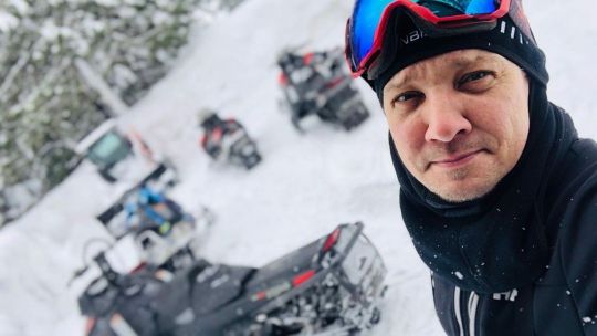 Jeremy Renner compartió una imagen de su rehabilitación: 