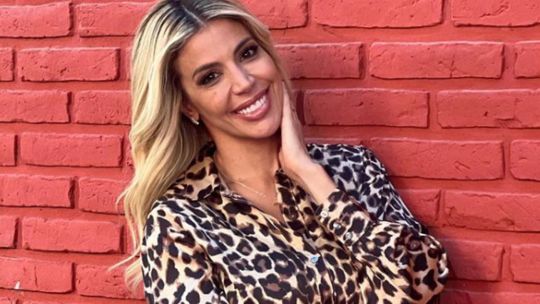 Virginia Gallardo enfrentó rumores de embarazo con una microbikini colorada