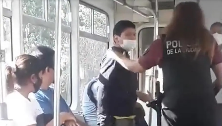 Una policía de la Ciudad agredió a un chico con autismo en el premetro
