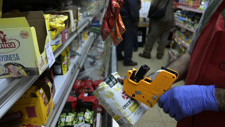 Inflación por las nubes: guía completa con los descuentos en alimentos y bebidas en los principales supermercados, día por día