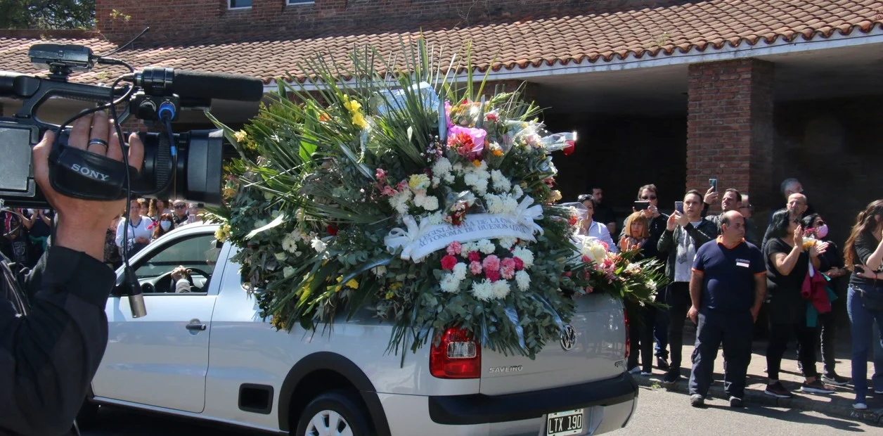 Murió Carlitos Balá: cientos de personas despidieron al ídolo de los chicos en el Cementerio de Chacarita