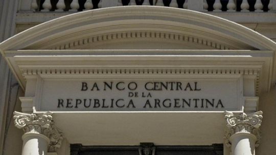 El Banco Central prohibiría la compra de dólar ahorro a los que pidieron mantener los subsidios