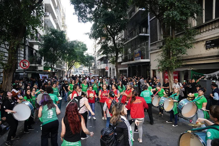 Militantes mantienen la vigilia en la casa de Cristina Kirchner y organizan marchas para el fin de semana