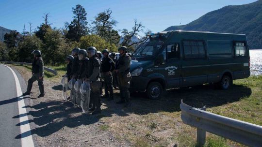 Villa Mascardi | Para recuperar su propiedad tomada por encapuchados tuvo que entrar rodeado de policías