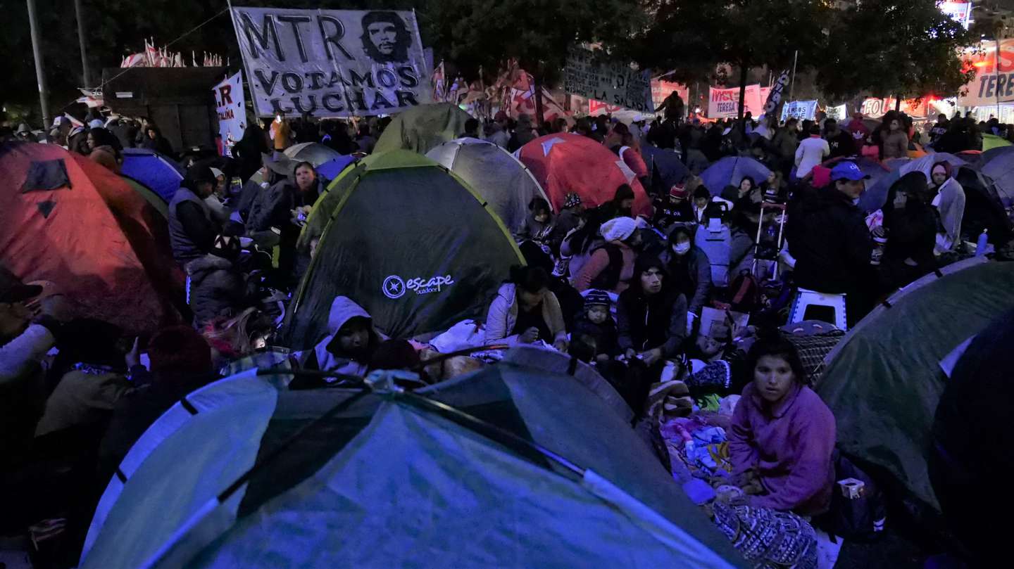 Ollas populares, frazadas y fogatas para pasar el frío: así es el acampe en la 9 de Julio por dentro